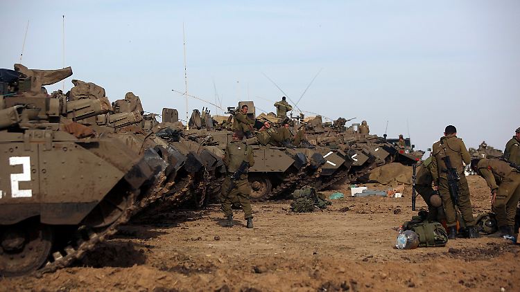 Israelische Soldaten haben bereits an der Grenze zum Gazastreifen Stellung bezogen.
