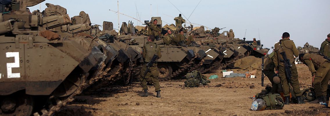 Israelische Soldaten haben bereits an der Grenze zum Gazastreifen Stellung bezogen.