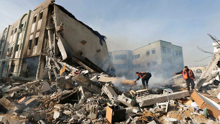 Israel hat bereits 500 Angriffe auf den Gazastreifen geflogen. Von dort aus schlugen 300 Raketen auf israelischem Gebiet ein.
