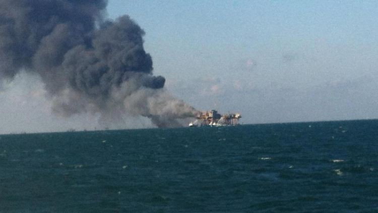 Nach der Explosion kommt es auf der Ölplattform zu einem Brand.