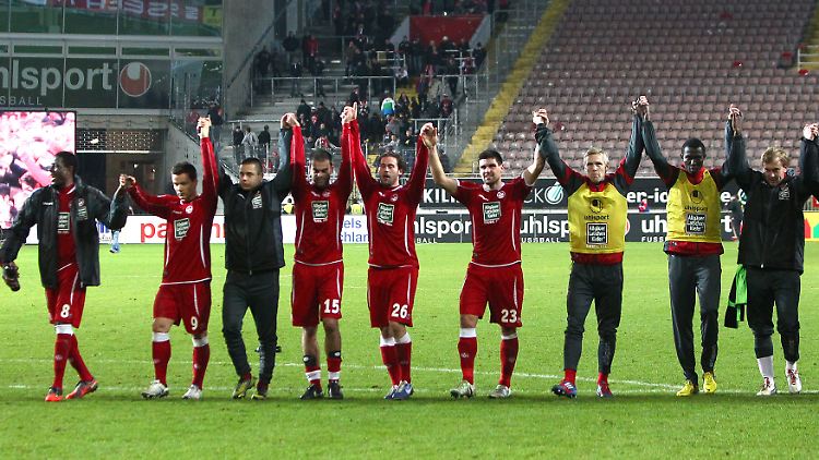 Kaiserslauterns Spieler bedanken sich bei ihren Fans.