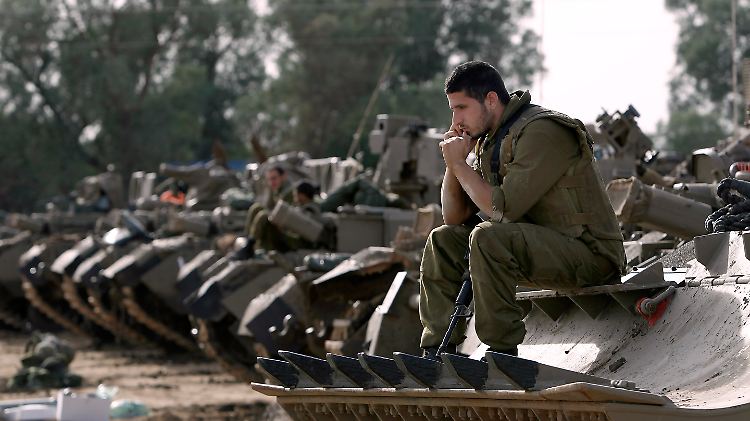Israelische Soldaten bereiten sich an der Grenze zum Gazastreifen auf eine mögliche Offensive vor.