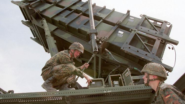 Deutsche Soldaten an einem Patriot-Flugabwehrraketensystem.