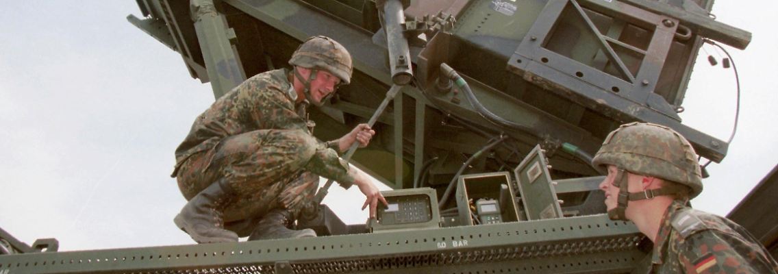 Deutsche Soldaten an einem Patriot-Flugabwehrraketensystem.