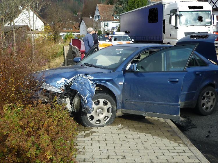 Fehlgeschlagene Flucht: Bei der Verfolgungsjagd, baut der mutmaßliche Täter einen Unfall und wird festgenommen.