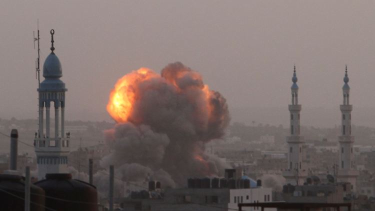 Einschlag einer Rakete in einem Randbezirk von Gaza-Stadt.