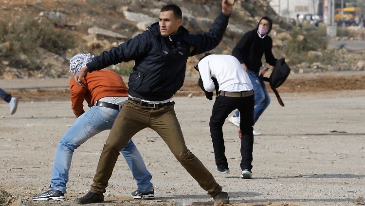 Die Waffen sind ungleich verteilt: Palästinensische Jugendliche attackieren israelische Soldaten mit Steinen.