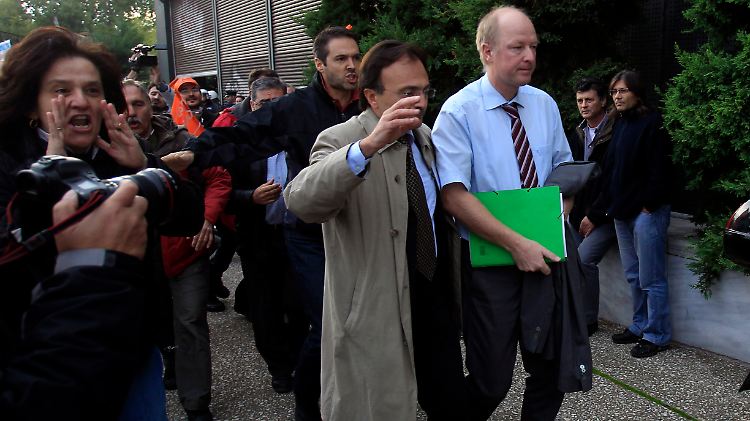 Wolfgang Hoelscher-Obermaier (r.) wird nach der Attacke in Sicherheit gebracht.