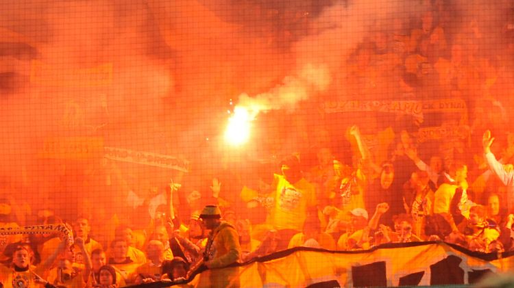 Dynamo-Fans beim Pokalspiel 2011 in Dortmund. Den anschließend ausgesprochenen Pokalausschluss konnte Dresden noch abwenden. Diesmal bleibt er bestehen.