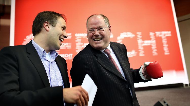 Juso-Chef Sascha Vogt spaßt mit Steinbrück über schlagkräftige Argumente.