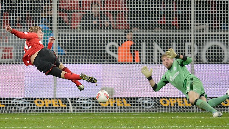 In dieser Szene scheiterte Leverkusens Torjäger Stefan Kießling ebenso wie später bei einem Elfmeter. Zwischendurch gelang ihm aber ein Tor.