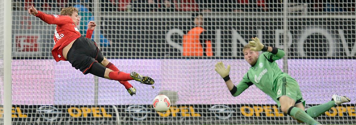 In dieser Szene scheiterte Leverkusens Torjäger Stefan Kießling ebenso wie später bei einem Elfmeter. Zwischendurch gelang ihm aber ein Tor.