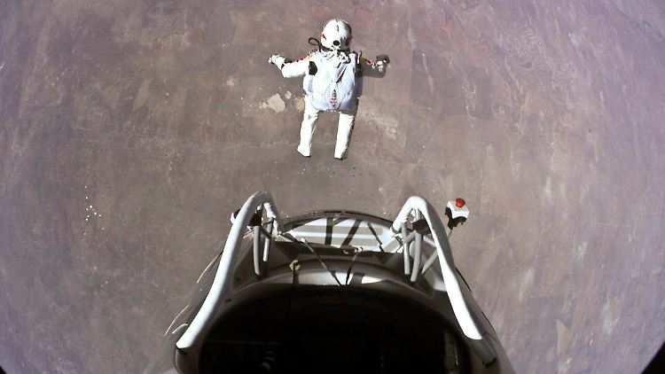 Das von Red Bull Stratos zur Verfügung gestellte Foto zeigt den Sprung von Felix Baumgartner aus der Kapsel in den Weltraum.