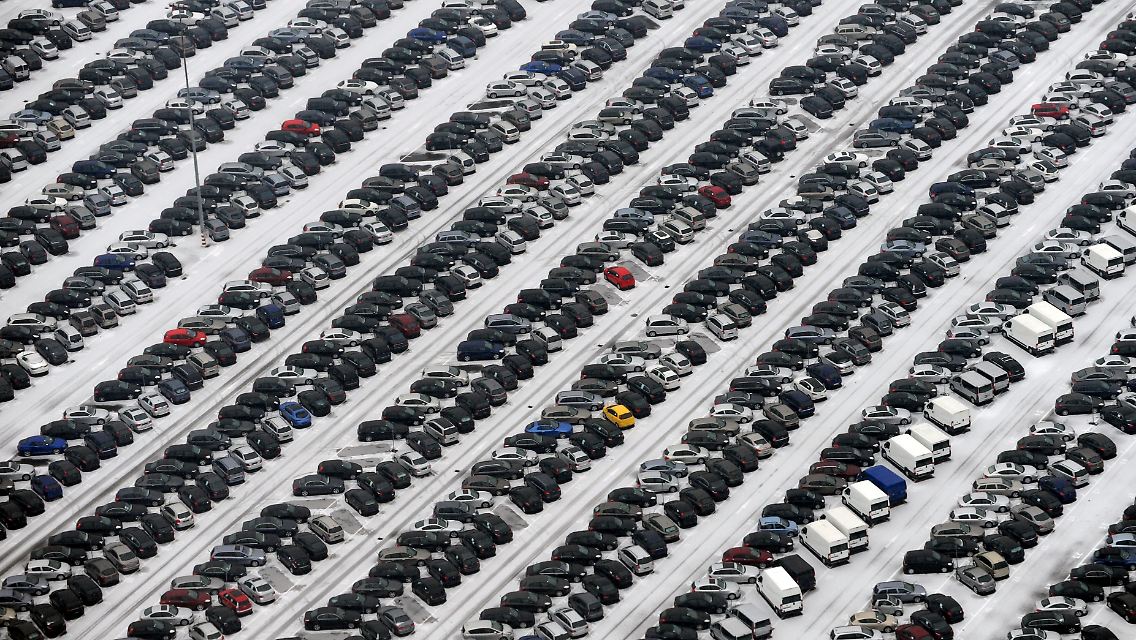 Neu- und Jahreswagen verschiedener Autohersteller stehen auf dem Lagergelände eines Logistikunternehmens im mittelbadischen Kippenheim.