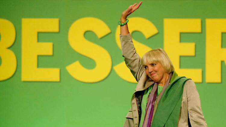 Claudia Roth freut sich über ihre Wiederwahl.