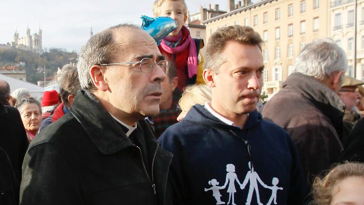der französische Kardinal Philippe Barbarin (m), Erzbischof von Lyon, besucht eine Demonstration gegen "Die Ehe für alle" in Lyon.