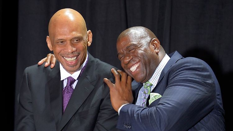 Abdul-Jabbar (l.) spaßt mit einer weiten Lakers-Legende: Earvin "Magic" Johnson.