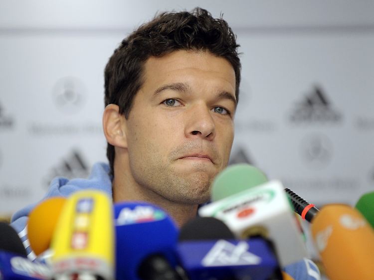 Was geht in ihm vor? Und wo sieht der FC Chelsea ihn weiterhin? Die Verhandlungen um Michael Ballack im Londoner Verein sind undurchsichtig