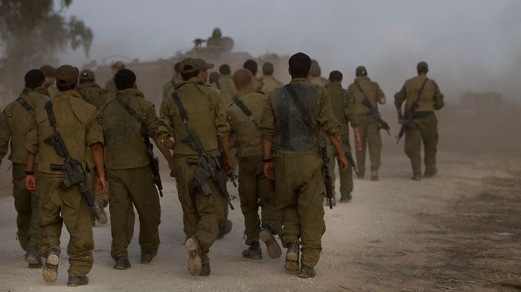 An der Grenze zum Gazastreifen sollen bereits 70.000 Menschen stationiert sein.