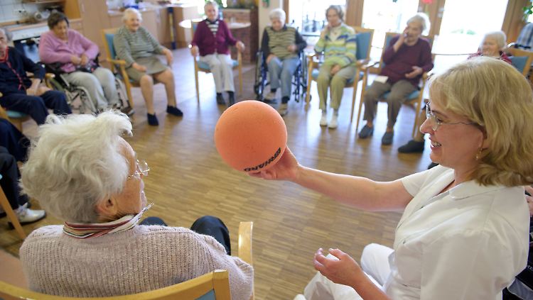 Gruppenspiel mit einem Ball im Altenheim Weingarten (Kreis Ravensburg).