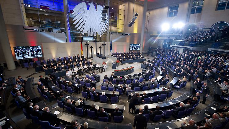 Im Plenarsaal des Bundestages in Berlin bei der zentralen Gedenkstunde des Volksbundes Deutsche Kriegsgräberfürsorge zum Volkstrauertag