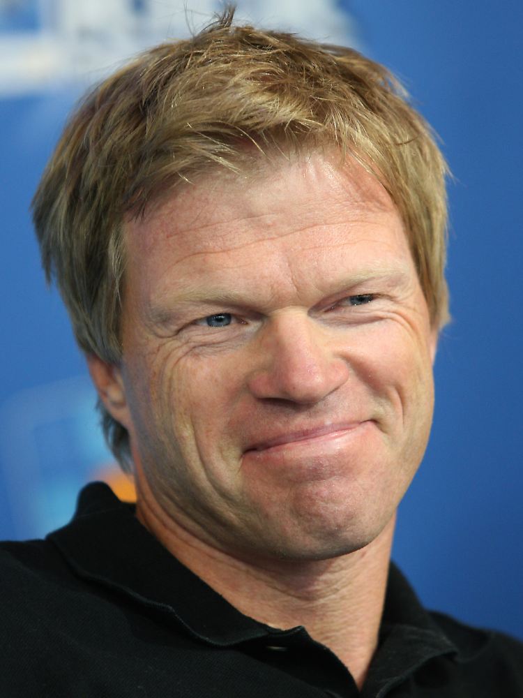 Oliver Kahn befürwortet die frühe Entscheidung Löws. Auch wenn das Team Klinsmann/Löw seinen Platz im Tor vor der WM 2006 Jens Lehmann übergab.