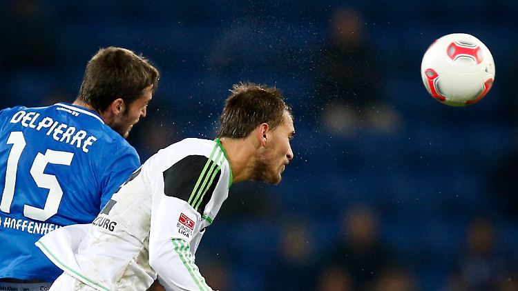 Wolfsburgs Bas Dost (r) im Zweikampf mit Matthieu Delpierre.