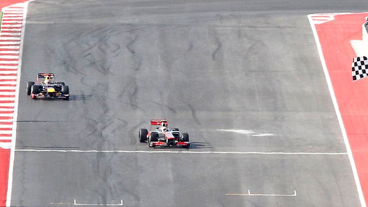 Dann eben beim nächsten Mal. Vettel kommt als Zweiter hinter Hamilton über die Ziellinie.