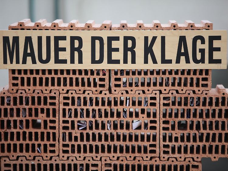 Eine "Mauer der Klage" ist in der Basilika Vierzehnheiligen in Bad Staffelstein (Oberfranken) zu sehen. Die Mauer soll Besuchern in der österlichen Bußzeit Gelegenheit geben, ihre Sorgen und Nöte auf einen Zettel zu schreiben und in die Mauerritzen zu stecken.