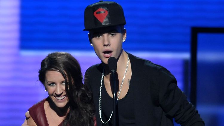 Justin Bieber mit seiner Mutter Pattie Malette bei der Preisverleihung.