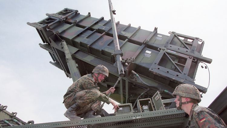Bundeswehrsoldaten arbeiten an einem Patriot-System.