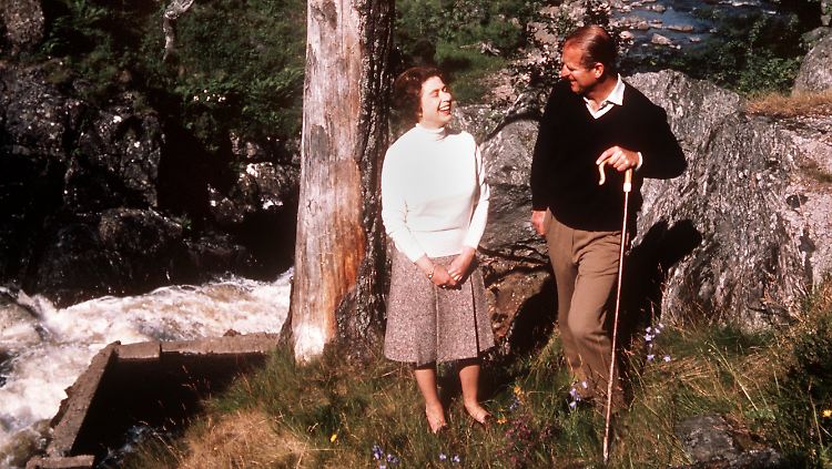 Elizabeth II. und Prinz Philip bei einem Spaziergang auf ihrem Besitz in Balmoral im September 1972.
