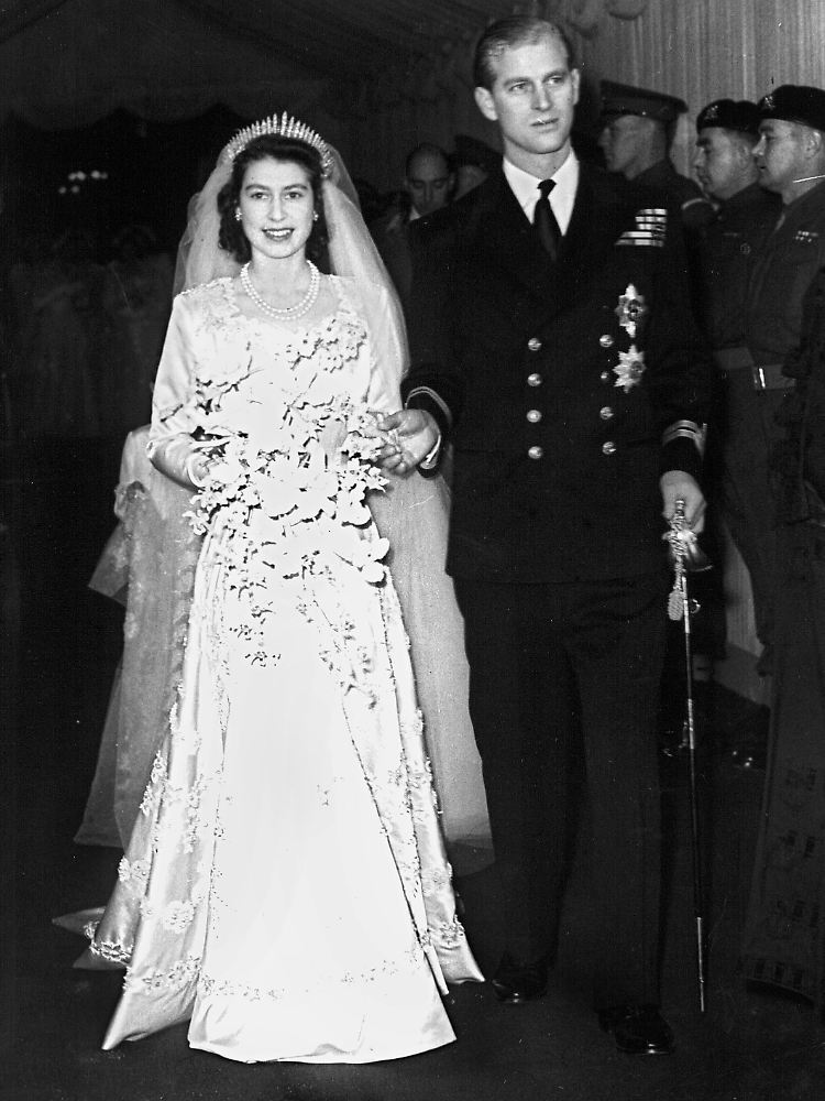 Die damalige Prinzessin Elizabeth und ihr Mann Philip Mountbatten verlassen nach ihrer Trauung am 20.11.1947 Westminster Abbey in London.