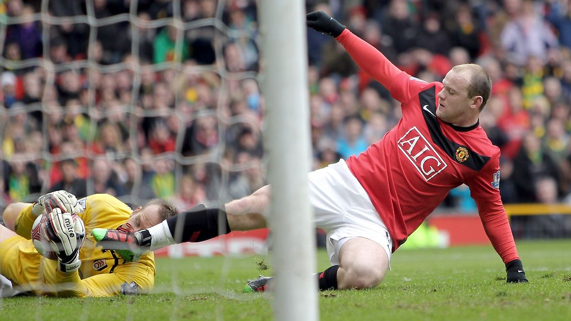 Bundestrainer Joachim Löw sagt über Rooney: "Der ist nicht zu stoppen." Rooney sagt über Löws Kommentar zu Rooney: "Das stimmt, ich bin nicht zu stoppen."