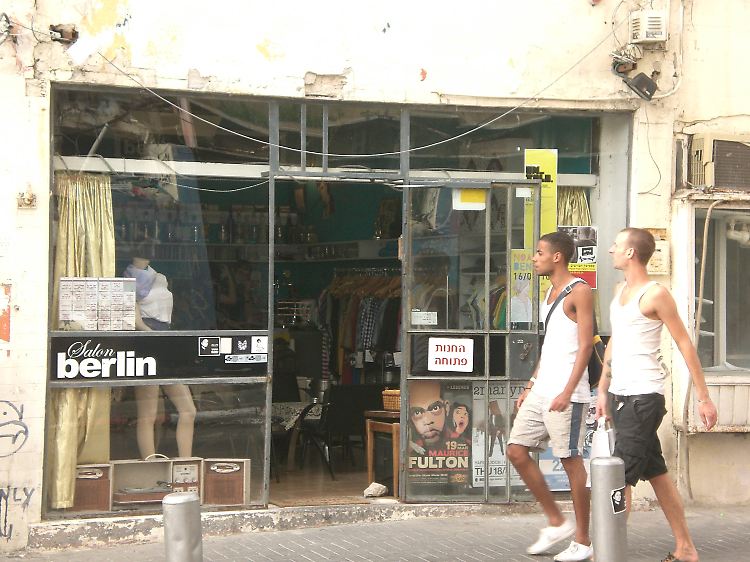 "Salon Berlin" in Tel Aviv, ein Laden, der unter dem Motto "Berlin Art and Clothing" im Herzen von Tel Aviv Kleidung verkauft sowie Konzerte und Partys veranstaltet.