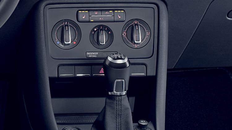 Viele Autofahrer schalten im Winter die Klimaanlage ab, da ihr Betrieb auch Kraftstoff kostet. Doch da wird am falschen Ende gespart.