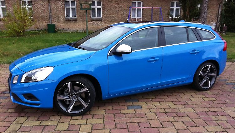Im R-Design und mit der Farbe "Rebel Blue" sorgt der V60 allein durch die Optik für Aufsehen.