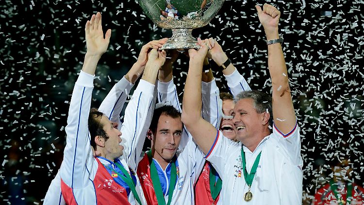 Da ist das Ding: Ivo Minar, Lukas Rosol, Radek Stepanek, Tomas Berdych und Kapitän Jaroslav Navratil feiern.