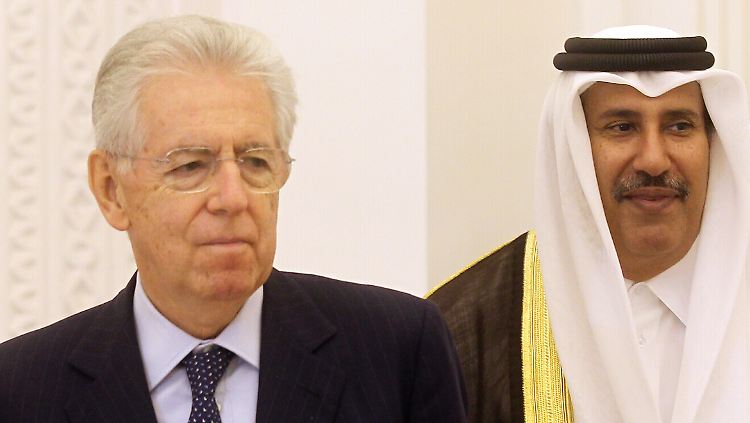 Italiens Regierungschef auf Werbetour am Golf: Mario Monti (l.) traf in Doha unter anderem mit dem katarischen Premier und Außenminister Scheich Hamad bin Jassem bin Jabr al-Thani zusammen.