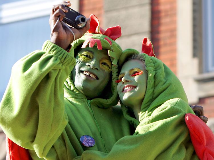 Und Seal macht jeden Blödsinn mit. (Beim Karnevalsumzug in Bergisch Gladbach, Februar 2005)