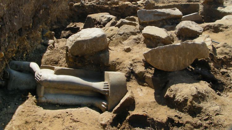 Erst Anfang März hatten Archäologen auf dem Gelände des Totentempels von Amenhotep III. in Theben-West bei Luxor zwei großartige Statuen des Pharaos entdeckt 