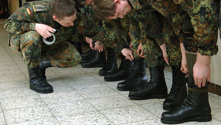 Bundesverteidigungsminister Karl-Theodor zu Guttenberg will die Verkürzung der Wehrpflicht auf sechs Monate um ein Vierteljahr vorziehen. Sie würde dann ab dem 1. Oktober gelten.