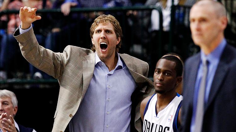 Turnbeutel vergessen? Nein, Dirk Nowitzki ist verletzt.
