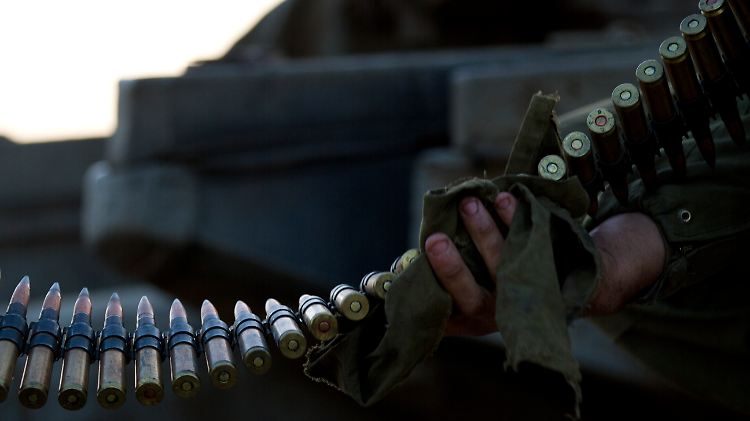 Ein israelischer Soldat ist kampfbereit.