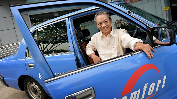 Sia Ka Tian an seinem Taxi.