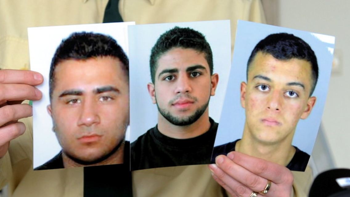Ein Polizist zeigt Fotos von drei der vier Berliner Poker-Räuber. Mustafa Ucarkus, Jihad Khaled Chetwie und Ahmad El Awayti (v.l.n.r.) sind noch nicht gefasst.
