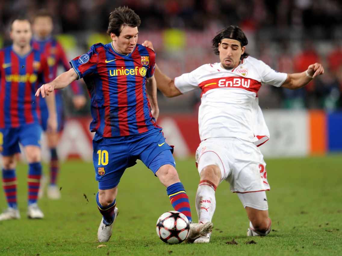 VfB-Mittelfeldspieler Samir Khedira misst sich im Hinspiel mit Barca-Star Lionel Messi. Diesmal wird ein 1:1 für Stuttgart nicht reichen