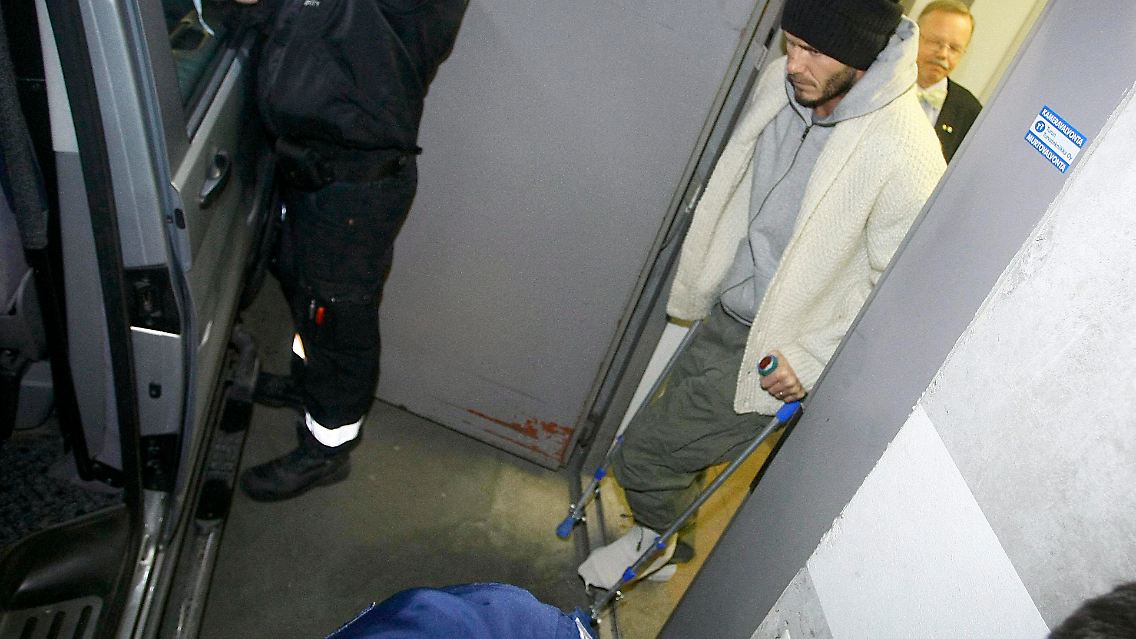 David Beckham verlässt die Spezialklinik in Finnland auf Krücken. Die Operation an der Achillessehne ist geglückt.