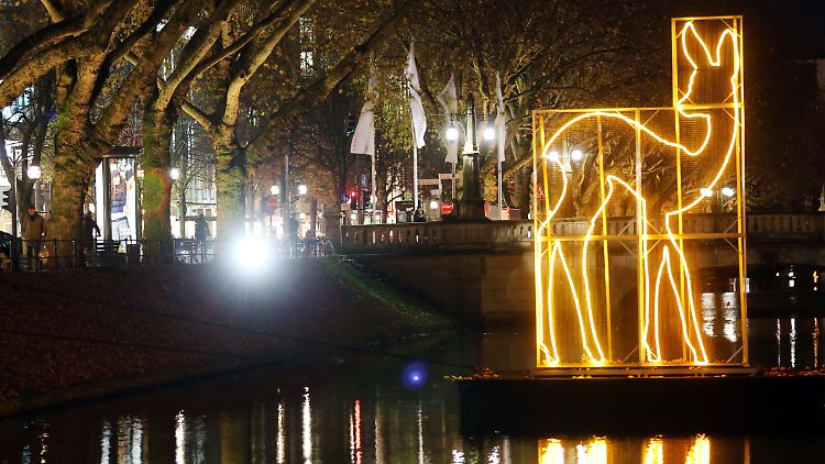 Ein überdimensionales Bambi steht im Kö-Graben in Düsseldorf.