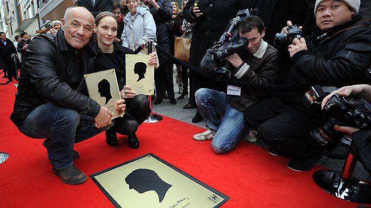 Heiner Lauterbach und Jeanette Hain in Düsseldorf bei der Eröffnung des "Walk of Bambi" mit Scherenschnitten von Bambi-Gewinnern auf der Königsallee. (Bild vom 15.11.2012)